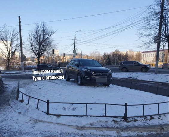 Водитель Hyundai на Калужском шоссе Тулы припарковался на газоне