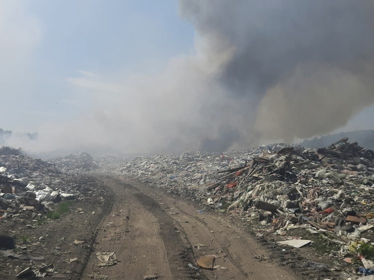 Пожар в 6 тысяч «квадратов» на свалке в Медвежьегорске тушат восемь человек