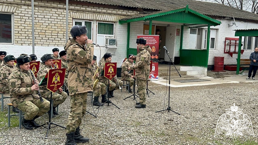 Военный оркестр махачкалинского соединения Росгвардии поздравил с наступающим Новым годом сослуживцев