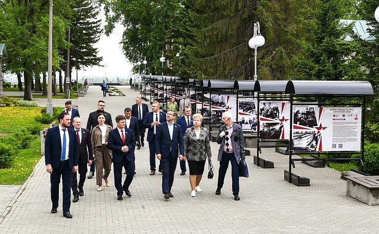 Сенаторы посетили парк в Барнауле в рамках рабочей поездки в Алтайский край