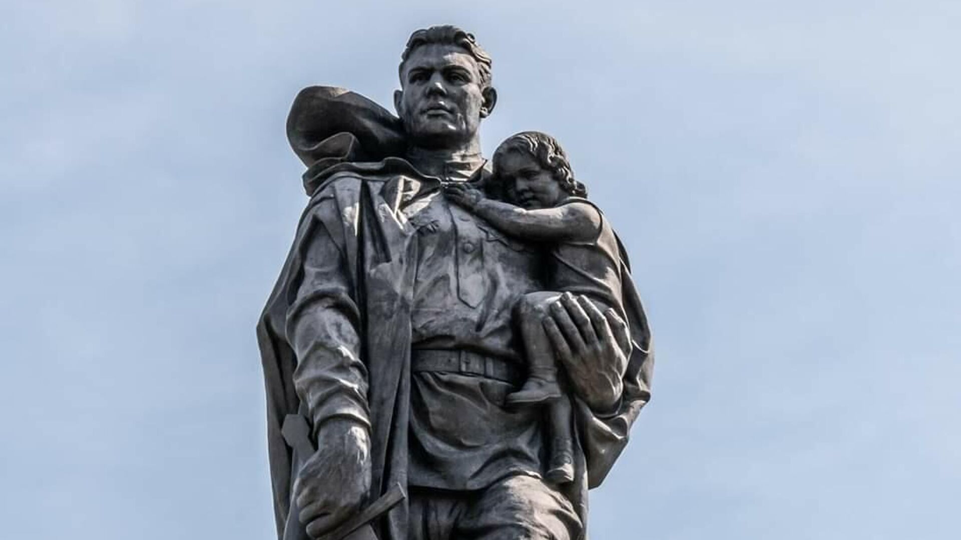 Памятник солдату с девочкой на руках в берлине картинка