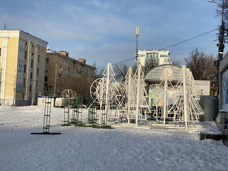 Новогоднее оформление: у Ленина засияют шары, а на фонтан посадят птицу