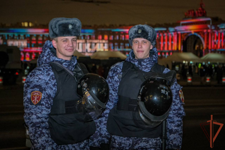 Безопасность проведения мультимедийного шоу в Санкт-Петербурге обеспечили военнослужащие и сотрудники Росгвардии