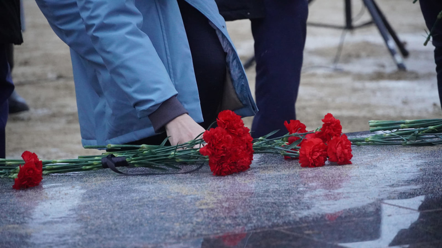 В Нарьян-Маре росгвардейцы возложили цветы в честь Дня Неизвестного Солдата