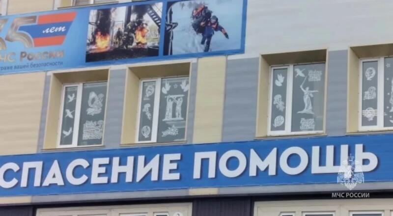 МЧС России продолжает участвовать в патриотической акции «Окна Победы»