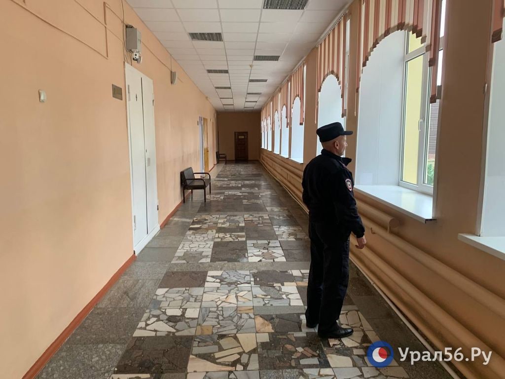 школа закрыла двери. выгнали из класса. двери для школьных кабинетов. эвакуационные пути в торговых центрах. бронебойные двери в школах фото.