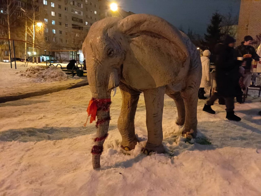 Жителям домов на улице Крупской в Лобне подарили слона