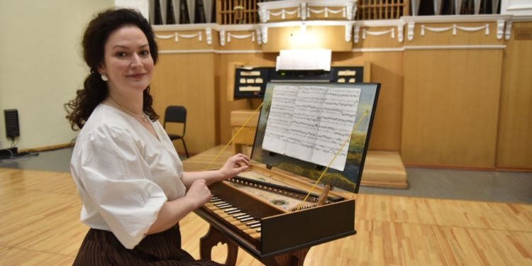 Инструмент с «голосом» птиц: в Омске сыграет «близнец» 400-летнего клавесина