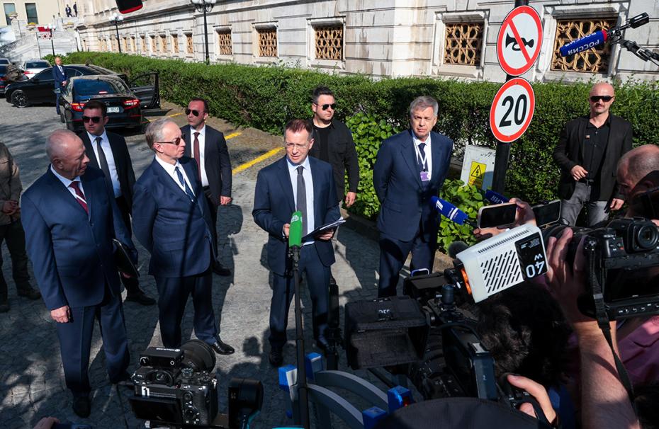 Владимир Мединский во время пресс-подхода по итогам российско-украинских переговоров во дворце Чирага