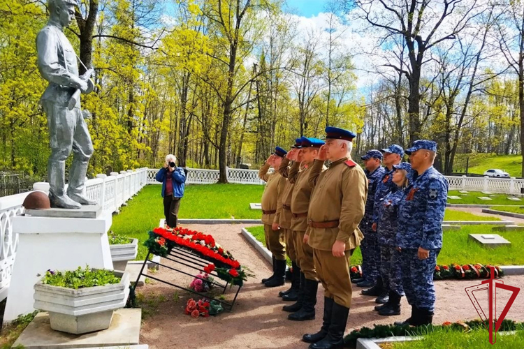 В Санкт-Петербурге сотрудники и ветераны вневедомственной охраны приняли участие в автопробеге «Сыны Великой Победы»