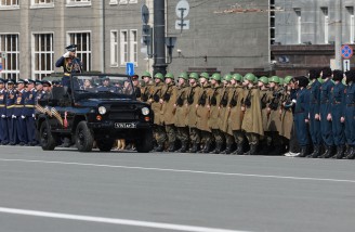 Алексей Текслер принял участие в торжественном построении, посвященном 80-й годовщине Победы в Великой Отечественной войне