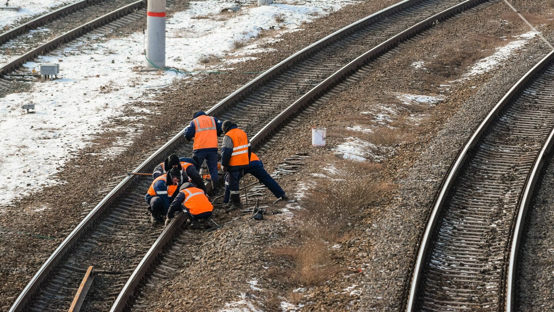 Проехать по железной дороге. Железнодорожные пути. Переезд железнодорожных путей. Железные пути. Стройка железной дороги.