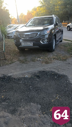 В Саратове автохам бросил внедорожник на зеленой зоне