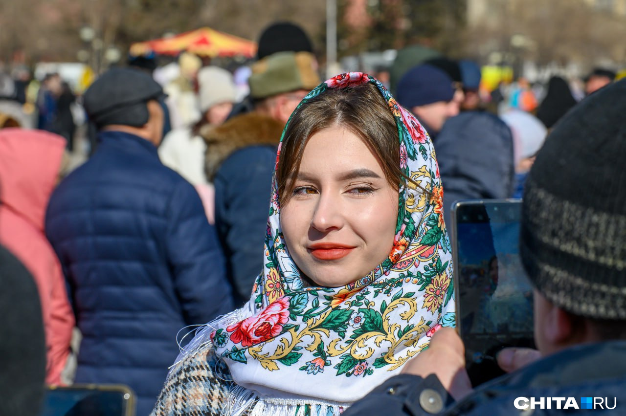 Селфи в платке — тренд последней недели