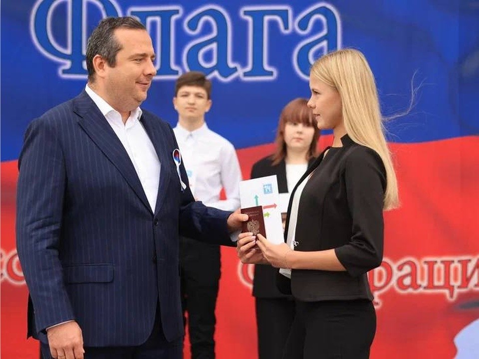 На Центральной площади свои первые паспорта получили школьники