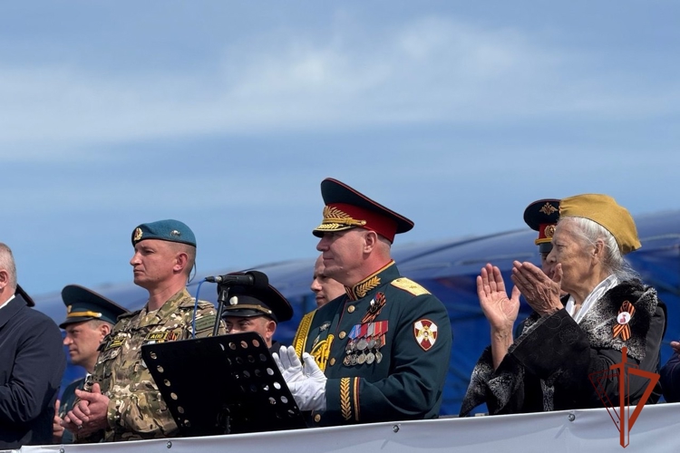 Командир Северского соединения Росгвардии принял праздничный парад в честь юбилея Великой Победы (видео)
