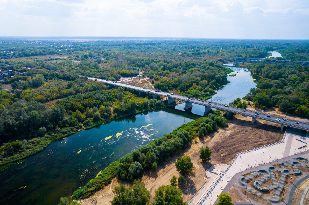 Уральская оренбург фото. Река Урал Оренбург. Город Оренбург река Урал. Речка Урал в Оренбурге. Река Урал в Оренбургской области.