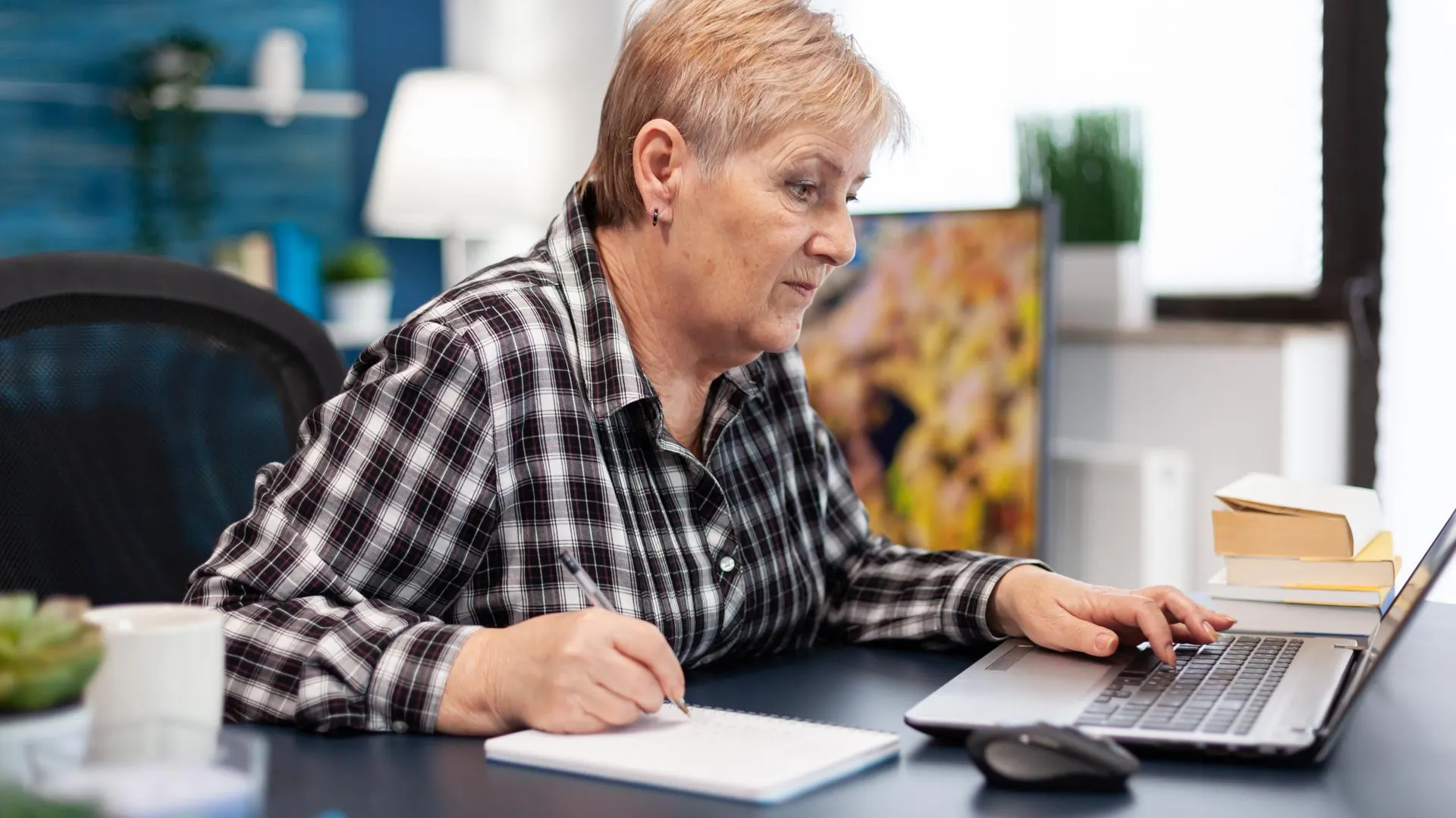 Пенсионер в офисе. Пенсионер за компьютером. Работающие пенсионеры. Работникам старше 65 лет. Работникам старше 65 лет.