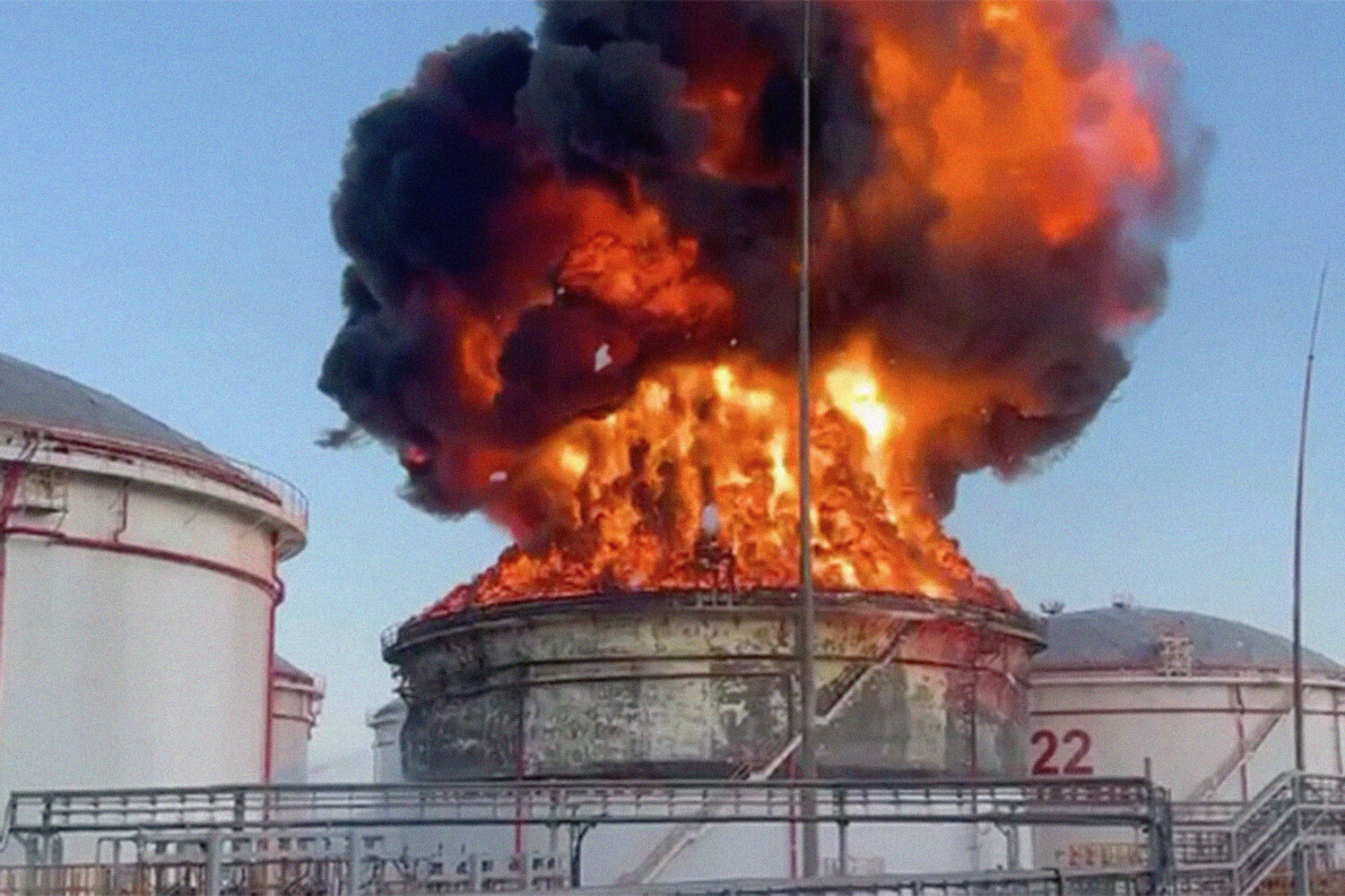 Нападение на нефтебазу. Пожар на нефтебазе. Горение резервуара с нефтью. Пожар резервуара с нефтью.