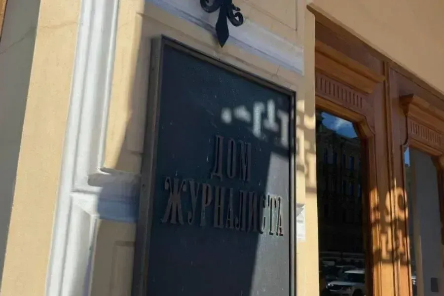 Белые ночи, алые паруса и объективы газетчиков: в Доме журналиста открывается выставка «Лето культурной столицы» | ФОТО Дарьи КЛИМЕНКО