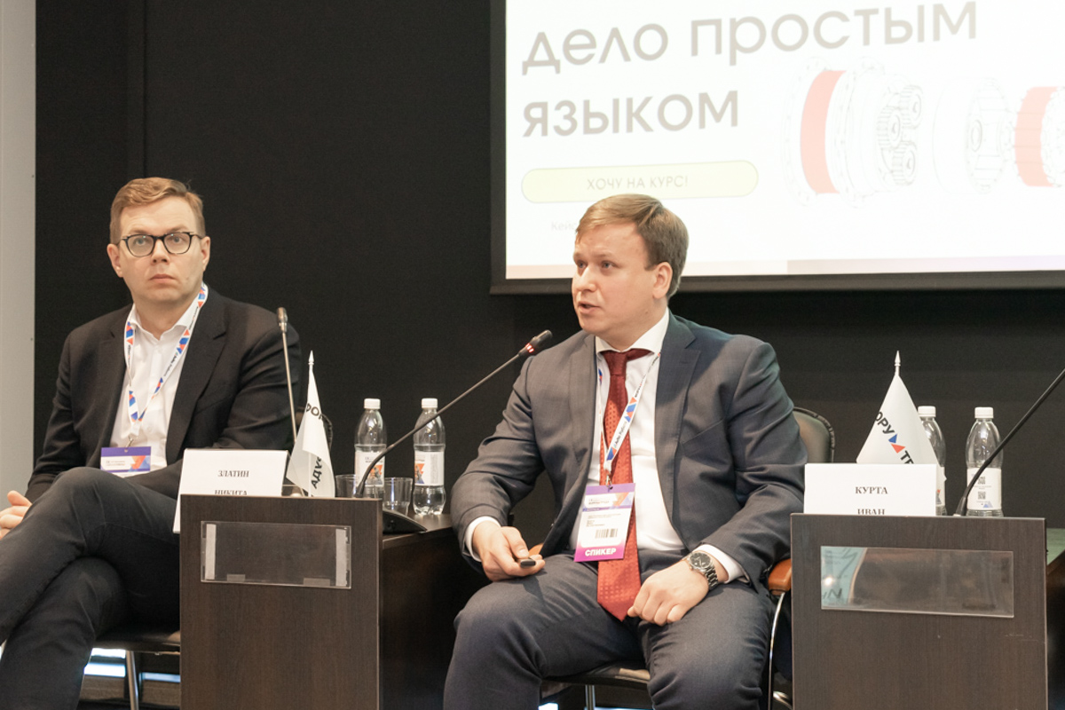 Выступление Ивана Курты (в центре) 