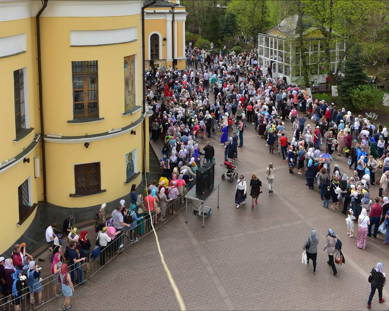 Очередь к мощам Матроны Московской.