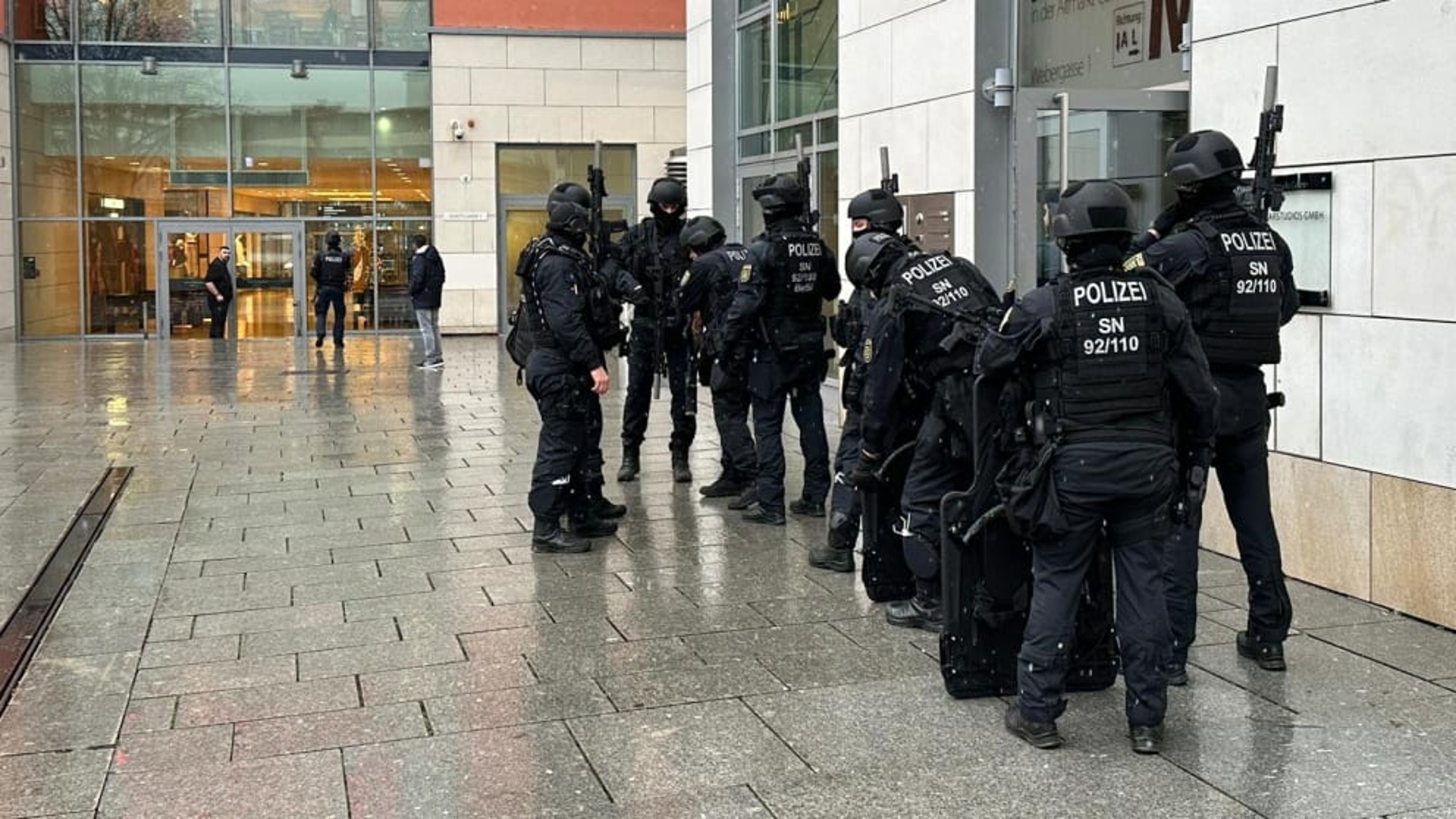 Вооруженное нападение в здании. Спецназ полиции. Полиция Германии. Освобождение заложников.