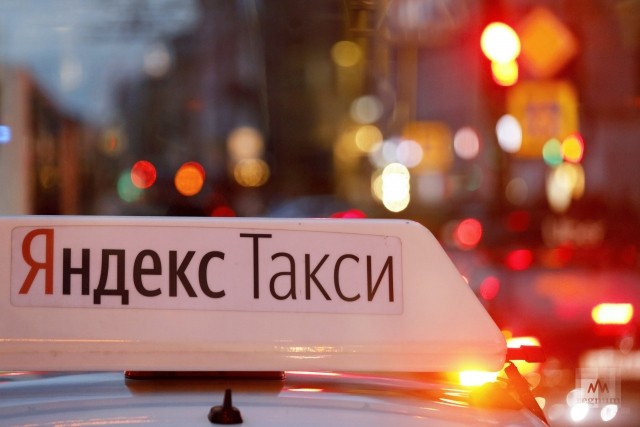 Лайтбокс на крыше автомобиля «Яндекс.Такси»
