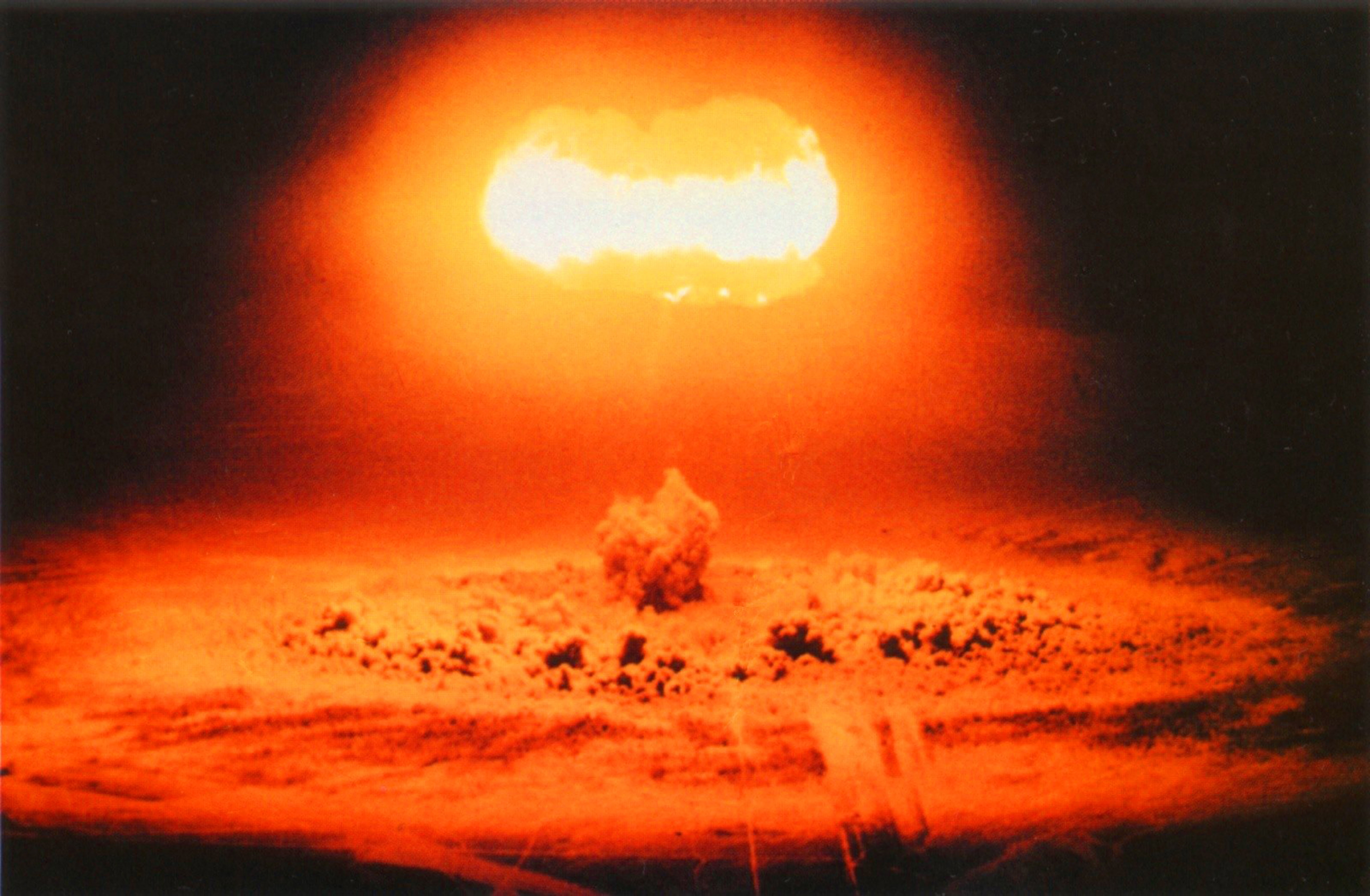 Вспышка ядерного взрыва. Световое излучение ядерного взрыва. Ядерный взрыв. Ядерное оружие световое излучение. Высотный взрыв ядерного оружия.