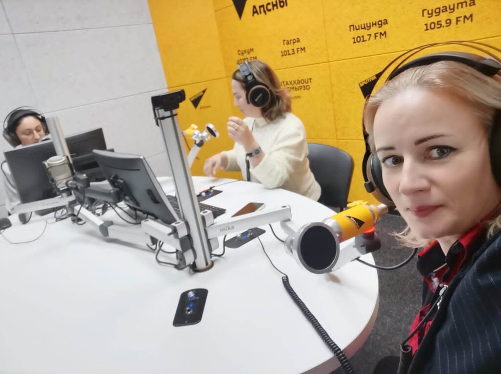 Специализированного научного центра. Абхазия наука. ИНИОН РАН сотрудники. Интервью с ученым. Фотография Лукьяновой доктора экономических наук.