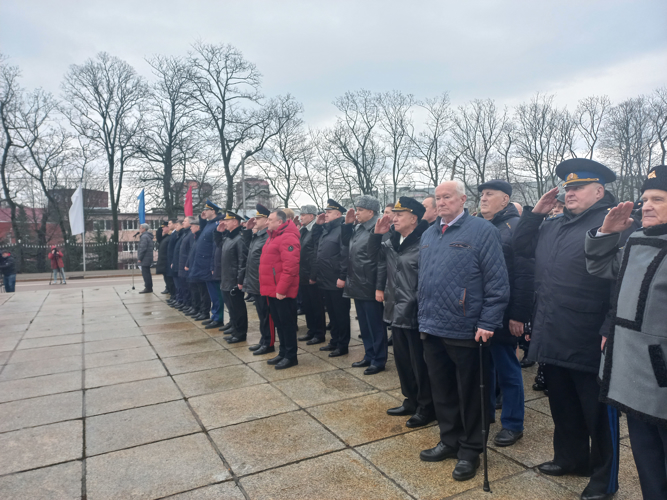 Начальник регионального Управления Росгвардии Виктор Галий принял участие в церемонии возложения цветов к памятнику 1200 воинам-гвардейцам 