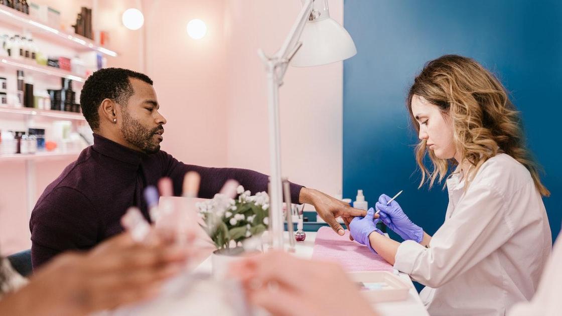 мастер педикюра мужчина. маникюр мужской классический. мужской маникюр в салоне красоты. мужчина делает маникюр. мужской маникюр в салоне.