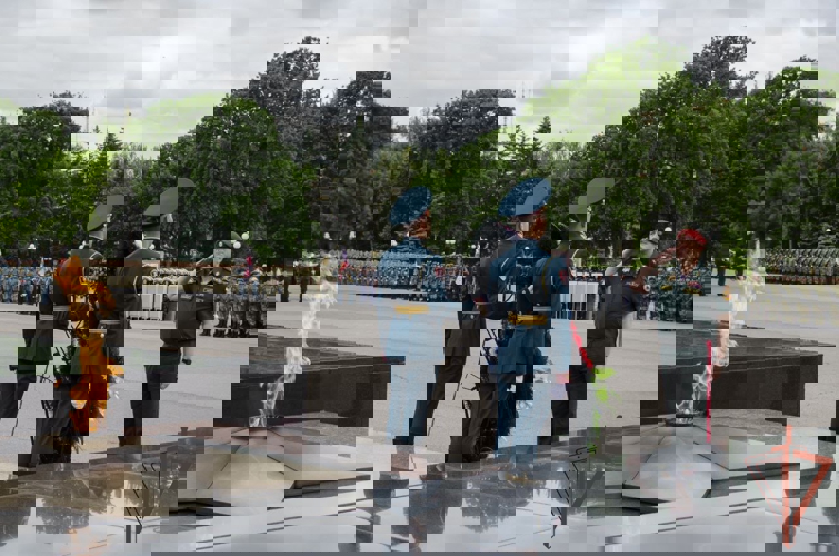 Первый заместитель директора Росгвардии генерал-полковник Юрий Яшин вручил вымпел директора Росгвардии Центру специального назначения «Витязь»