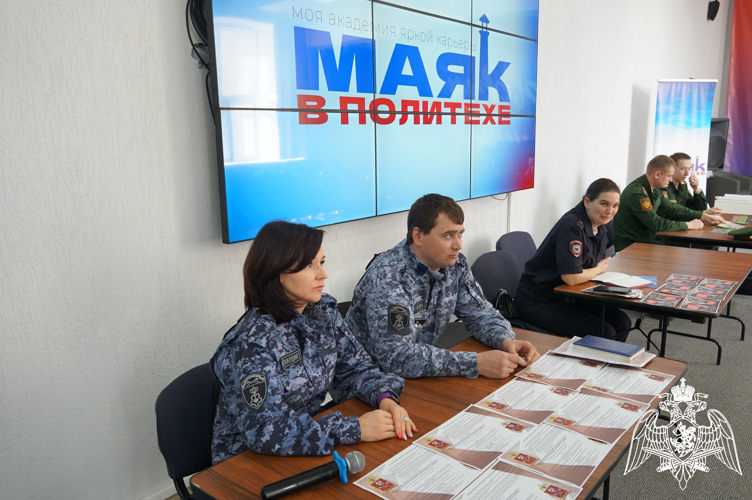 Офицеры Росгвардии выступили на кадровом форуме в Иванове