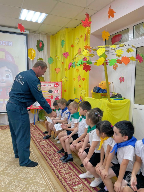 Занятие по пожарной безопасности прошло в Ембаевском детском саду