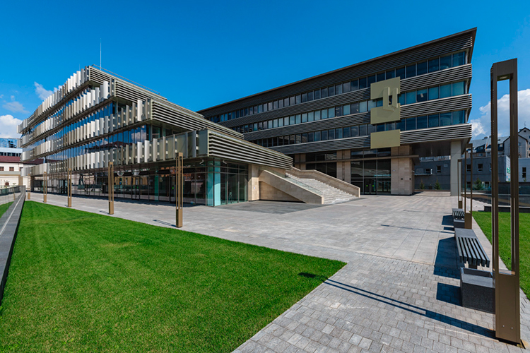 Широко заявила о себе Сафарова в 2016 году, когда впервые общественности стал доступен проект бизнес-центра Urban