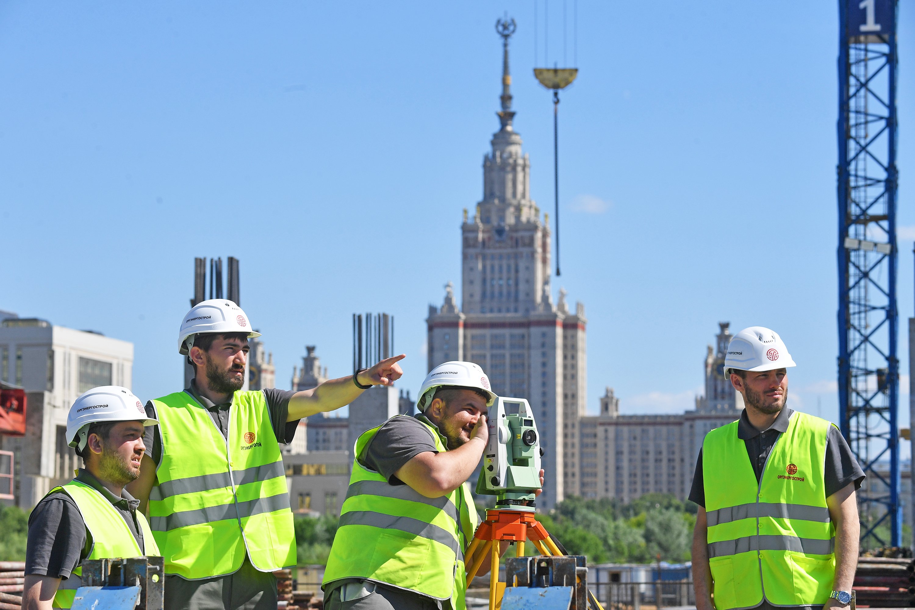 Строитель москва. Трудовые мигранты. Мигранты на стройке. Инновации в строительстве. Таджики на стройке.