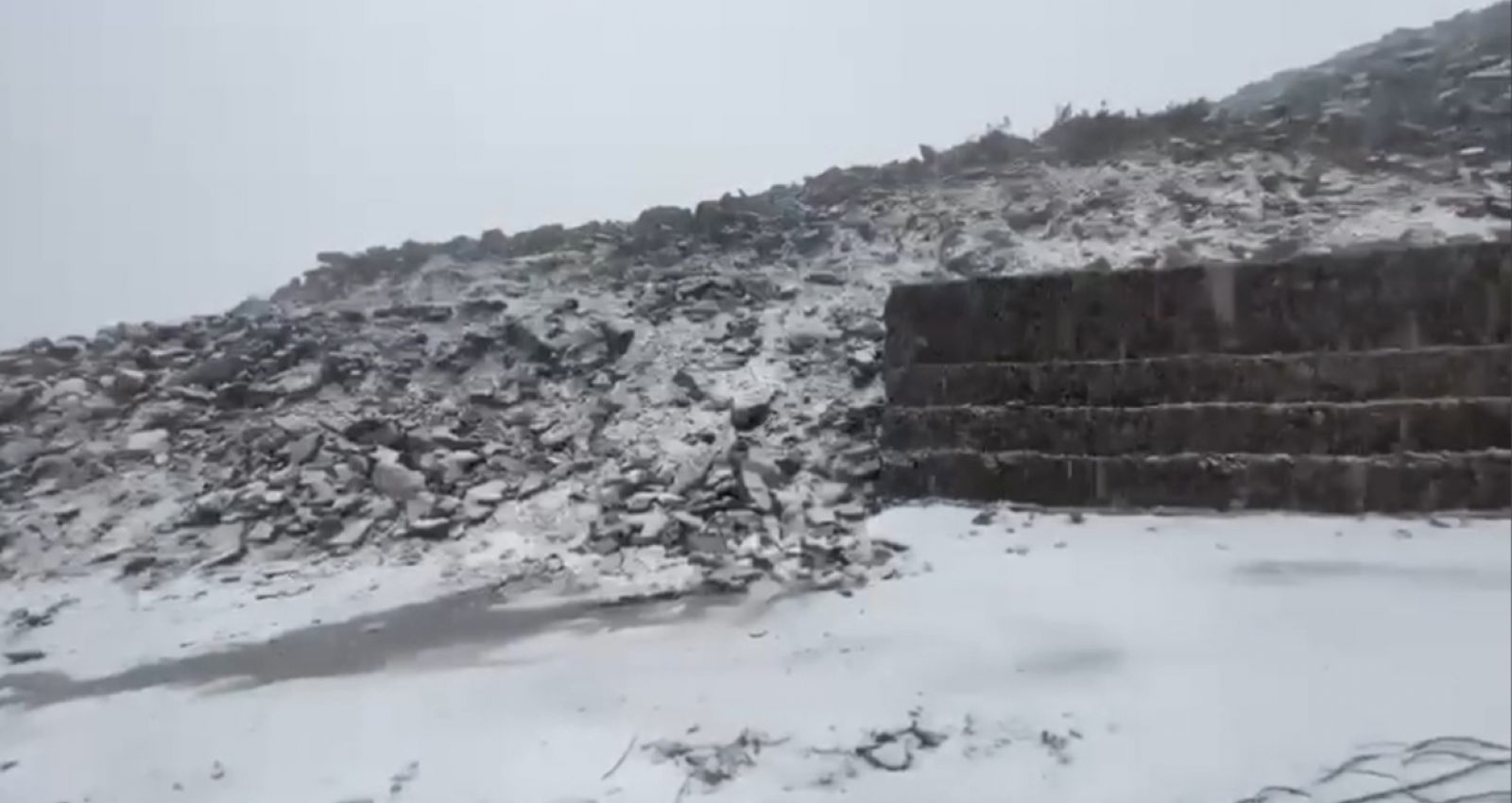 В области выпал снег. Сугробы на Алтае. Снегопад в Шерегеше. Снег в Кузбассе.