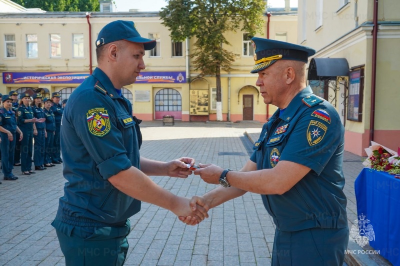 В столичном управлении МЧС России состоялось вручение первых и очередных специальных званий