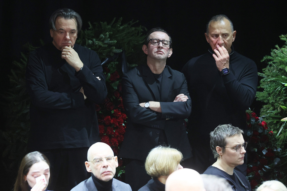 Константин Эрнст, Константин Хабенский на церемонии прощания с ректором Школы-студии МХАТ Игорем Золотовицким в МХТ имени А. П. Чехова в Москве