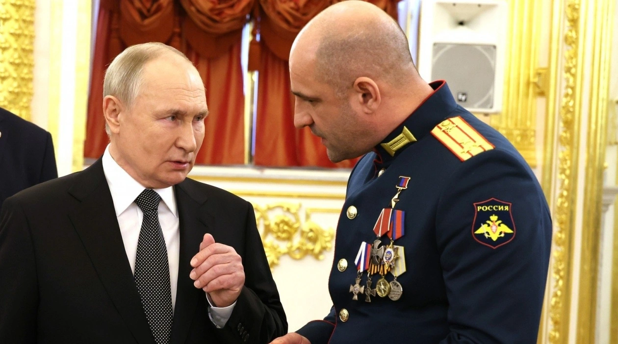 Президент Владимир Путин и гвардии полковник Артём Жога
