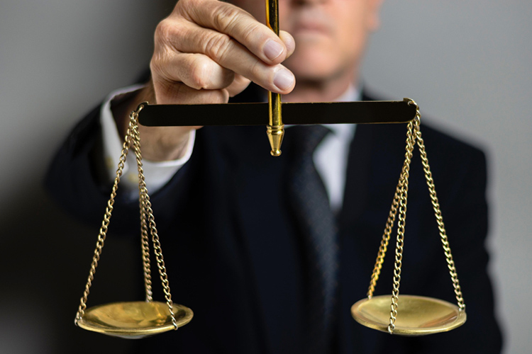 Адвокаты, которые ведут дела и по соглашению, и по назначению, считает президент ФПА, боятся, что вдруг цивилисты в отсутствие основной работы начнут заниматься и уголовными делами — отбирать их хлеб