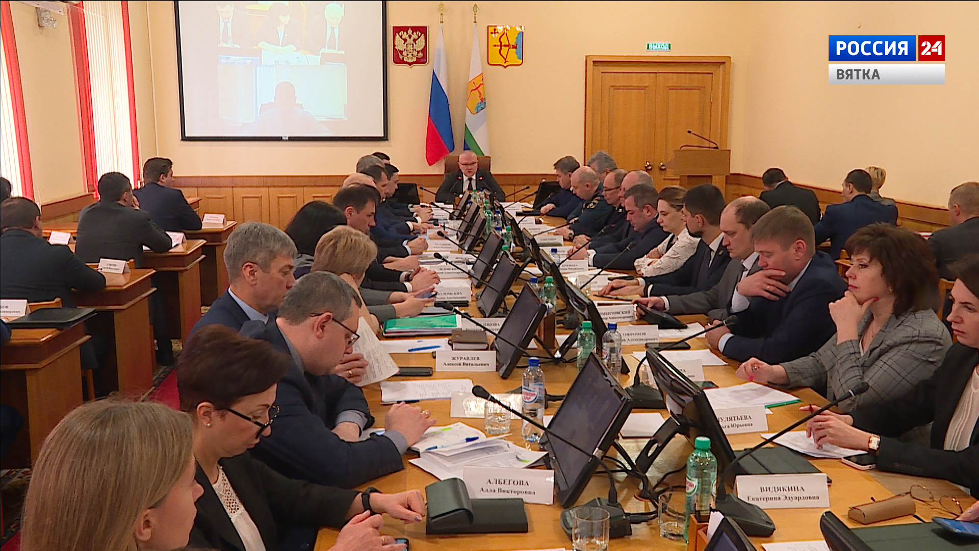 В правительстве Кировской области обсудили вопросы строительства жилья, соцобъектов и дорог