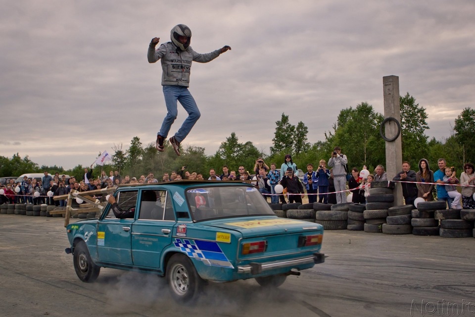Сэм селезнев шоу каскадеров. Шоу каскадеров красный сулин. Геннадий каскадер постановщик трюков. Российский театр каскадер. Сэм селезнев шоу каскадеров.