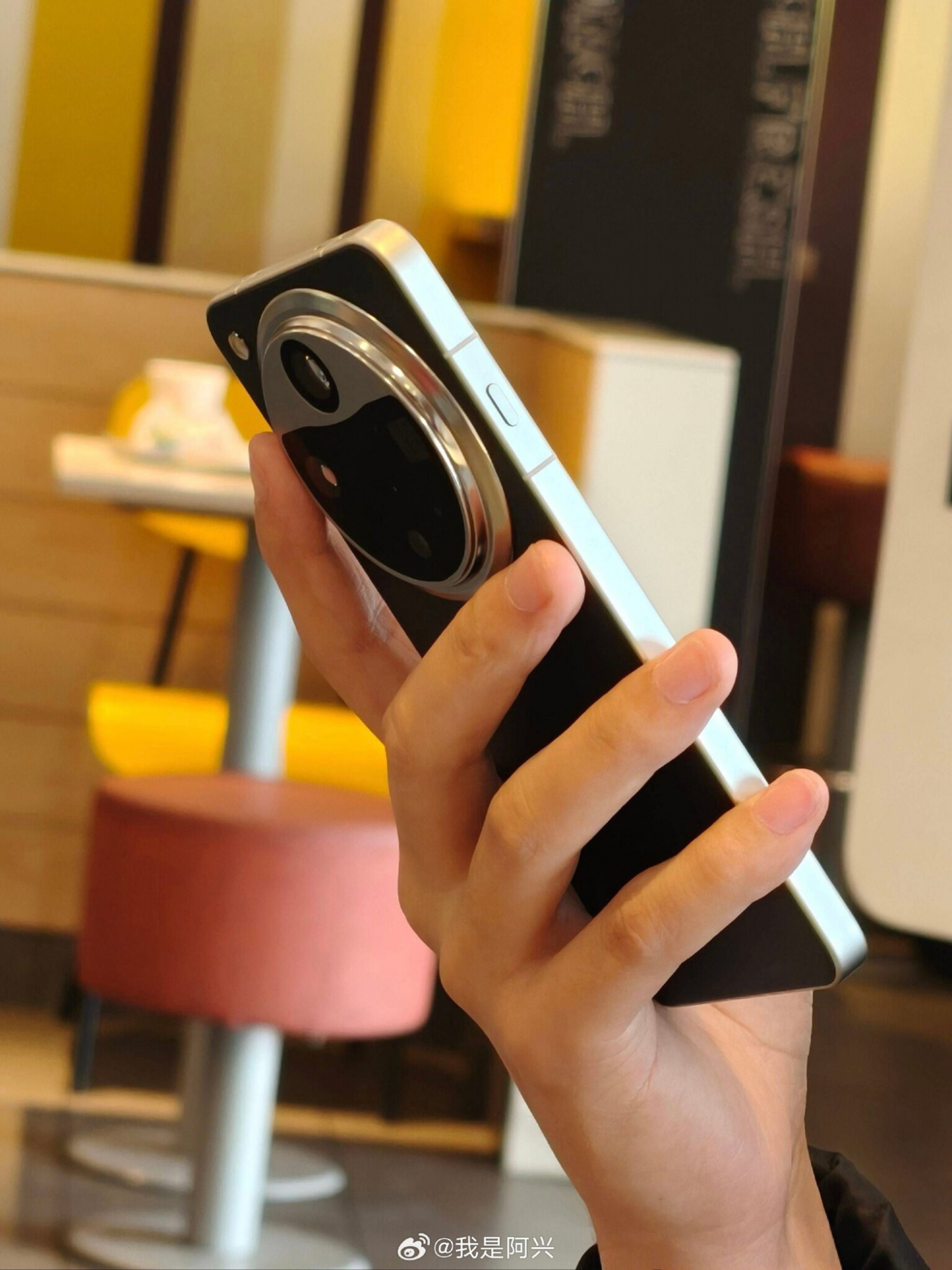 «Живой» снимок смартфона Oppo Find X8 Ultra демонстрирует новую смарт-клавишу