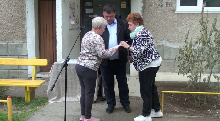 В поселке Цементный после капремонта дома, пострадавшего от пожара, людям вручили ключи от квартир