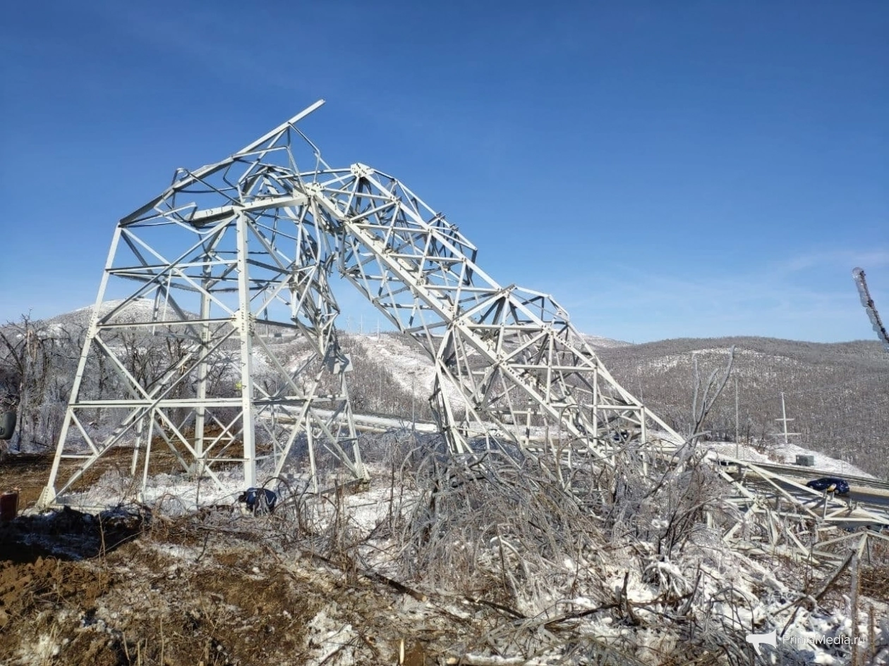 Под натиском льда начали падать даже опоры ЛЭП