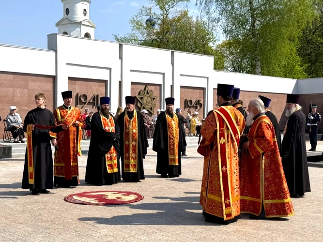 Руководство Управления Росгвардии приняло участие в церемонии возложения цветов к памятникам Рязани 