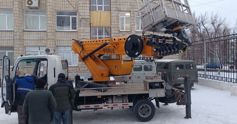 Удмуртия передала автовышку подшефному городу Лутугино в ЛНР