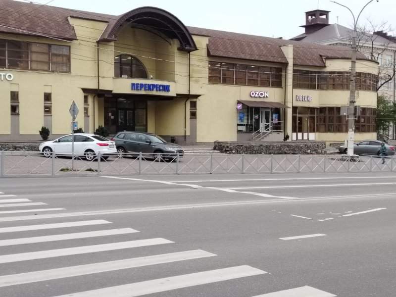 В центре Курска снова устанавливают металлические ограждения вдоль дорог